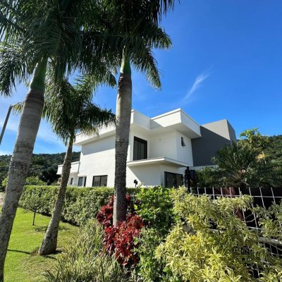 Casa em Condomínio com 288m², 4 quartos, 4 suítes, 2 garagens, no bairro Cachoeira do Bom Jesus em Florianópolis