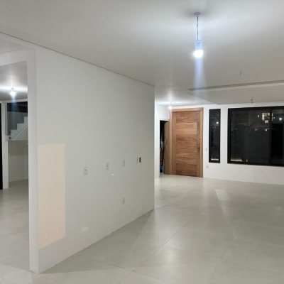 Casa em Condomínio com 288m², 4 quartos, 4 suítes, 2 garagens, no bairro Cachoeira do Bom Jesus em Florianópolis