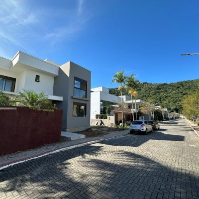 Casa em Condomínio com 288m², 4 quartos, 4 suítes, 2 garagens, no bairro Cachoeira do Bom Jesus em Florianópolis