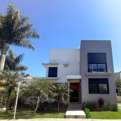 Casa em Condomínio com 288m², 4 quartos, 4 suítes, 2 garagens, no bairro Cachoeira do Bom Jesus em Florianópolis