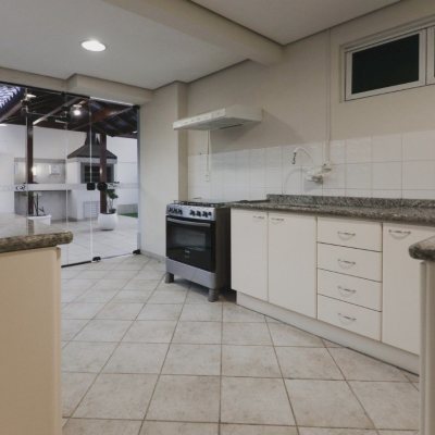Apartamentos com 147m², 4 quartos, 1 suíte, 4 garagens, no bairro Centro em Florianópolis
