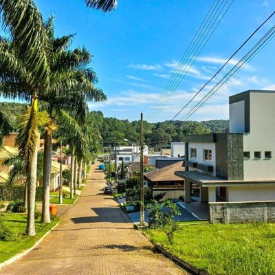 Casa em Condomínio com 192m², 3 quartos, 3 suítes, 2 garagens, no bairro Cachoeira do Bom Jesus em Florianópolis