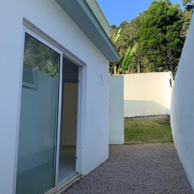 Casa em Condomínio com 192m², 3 quartos, 3 suítes, 2 garagens, no bairro Cachoeira do Bom Jesus em Florianópolis