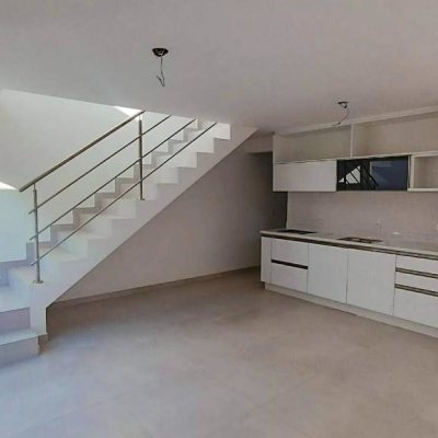 Casa em Condomínio com 192m², 3 quartos, 3 suítes, 2 garagens, no bairro Cachoeira do Bom Jesus em Florianópolis