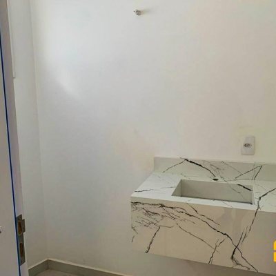 Casa em Condomínio com 192m², 3 quartos, 3 suítes, 2 garagens, no bairro Cachoeira do Bom Jesus em Florianópolis