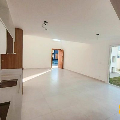 Casa em Condomínio com 192m², 3 quartos, 3 suítes, 2 garagens, no bairro Cachoeira do Bom Jesus em Florianópolis