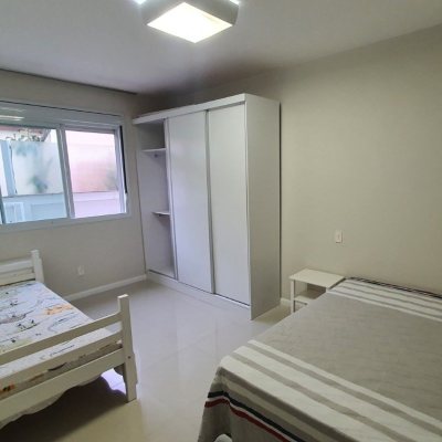 Casa em Condomínio com 224m², 4 quartos, 3 suítes, 2 garagens, no bairro Cachoeira do Bom Jesus em Florianópolis