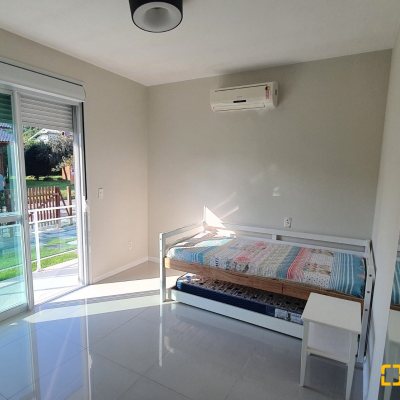 Casa em Condomínio com 224m², 4 quartos, 3 suítes, 2 garagens, no bairro Cachoeira do Bom Jesus em Florianópolis