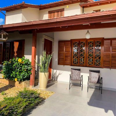 Casa Residencial com 156m², 5 quartos, 3 suítes, 3 garagens, no bairro Santa Monica em Florianópolis