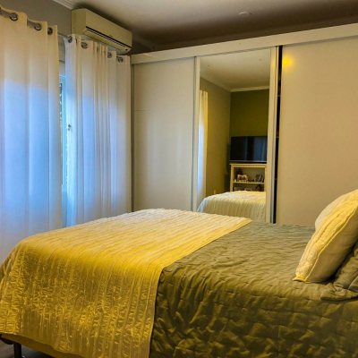 Casa Residencial com 156m², 5 quartos, 3 suítes, 3 garagens, no bairro Santa Monica em Florianópolis