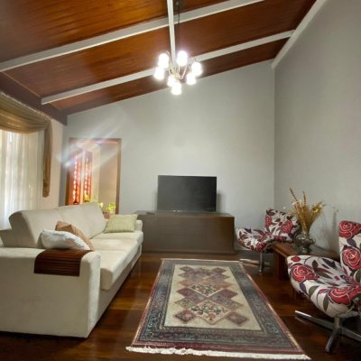 Casa Residencial com 156m², 5 quartos, 3 suítes, 3 garagens, no bairro Santa Monica em Florianópolis