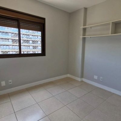 Apartamentos com 77m², 3 quartos, 1 suíte, 2 garagens, no bairro Centro em Florianópolis