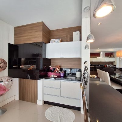 Casa em Condomínio com 282m², 4 quartos, 3 suítes, 2 garagens, no bairro João Paulo em Florianópolis