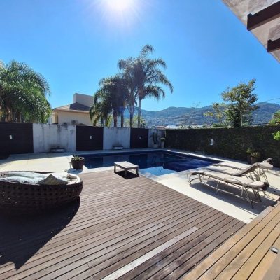 Casa em Condomínio com 282m², 4 quartos, 3 suítes, 2 garagens, no bairro João Paulo em Florianópolis