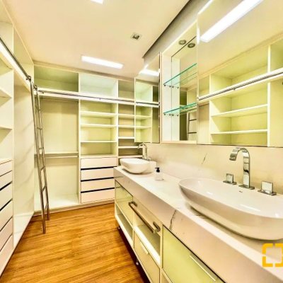 Apartamentos com 129m², 3 quartos, 3 suítes, 3 garagens, no bairro Centro em Florianópolis