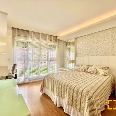 Apartamentos com 129m², 3 quartos, 3 suítes, 3 garagens, no bairro Centro em Florianópolis