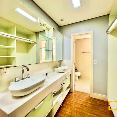 Apartamentos com 129m², 3 quartos, 3 suítes, 3 garagens, no bairro Centro em Florianópolis