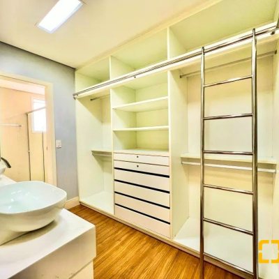 Apartamentos com 129m², 3 quartos, 3 suítes, 3 garagens, no bairro Centro em Florianópolis