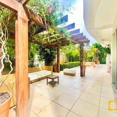 Apartamentos com 129m², 3 quartos, 3 suítes, 3 garagens, no bairro Centro em Florianópolis