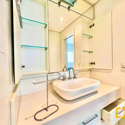 Apartamentos com 129m², 3 quartos, 3 suítes, 3 garagens, no bairro Centro em Florianópolis