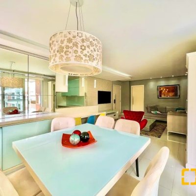 Apartamentos com 129m², 3 quartos, 3 suítes, 3 garagens, no bairro Centro em Florianópolis