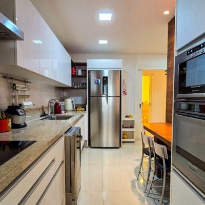 Apartamentos com 130m², 3 quartos, 3 suítes, 3 garagens, no bairro Centro em Florianópolis
