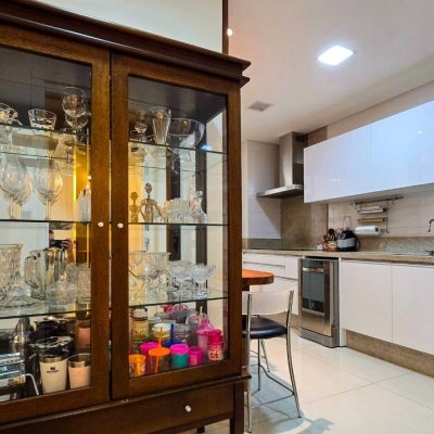 Apartamentos com 130m², 3 quartos, 3 suítes, 3 garagens, no bairro Centro em Florianópolis