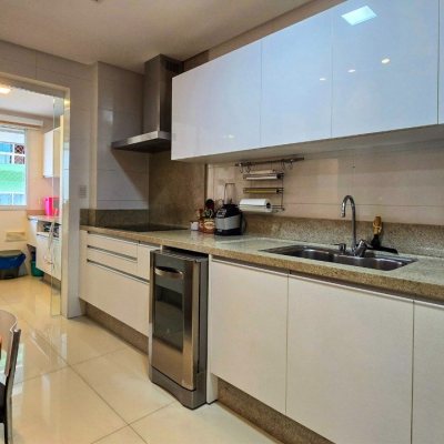 Apartamentos com 130m², 3 quartos, 3 suítes, 3 garagens, no bairro Centro em Florianópolis