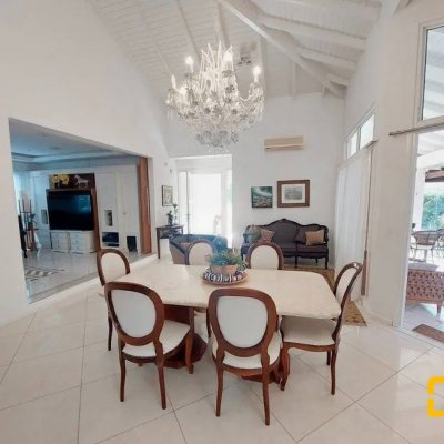 Casa com 276m², 5 quartos, 4 suítes, 4 garagens, no bairro Daniela em Florianópolis