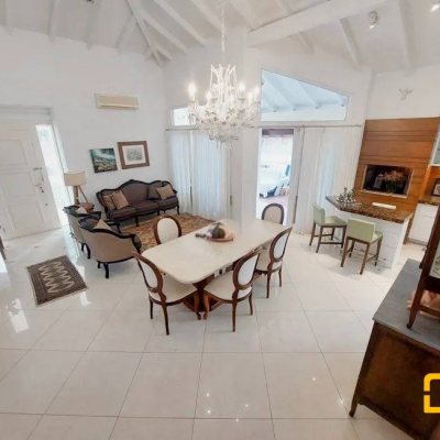 Casa com 276m², 5 quartos, 4 suítes, 4 garagens, no bairro Daniela em Florianópolis