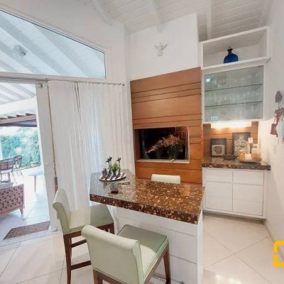 Casa com 276m², 5 quartos, 4 suítes, 4 garagens, no bairro Daniela em Florianópolis