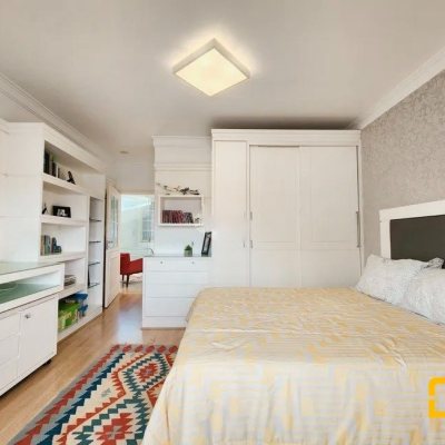 Casa com 276m², 5 quartos, 4 suítes, 4 garagens, no bairro Daniela em Florianópolis