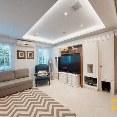 Casa com 276m², 5 quartos, 4 suítes, 4 garagens, no bairro Daniela em Florianópolis