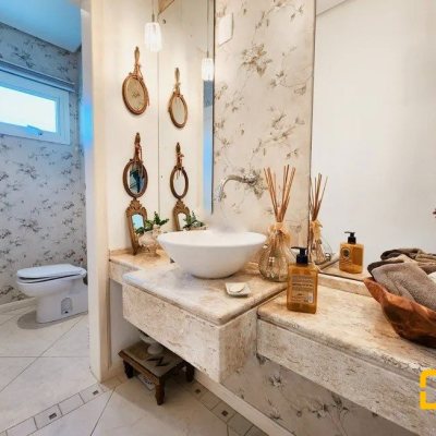 Casa com 276m², 5 quartos, 4 suítes, 4 garagens, no bairro Daniela em Florianópolis