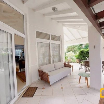 Casa com 276m², 5 quartos, 4 suítes, 4 garagens, no bairro Daniela em Florianópolis