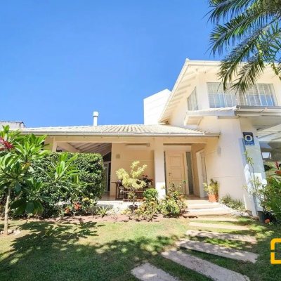 Casa com 276m², 5 quartos, 4 suítes, 4 garagens, no bairro Daniela em Florianópolis