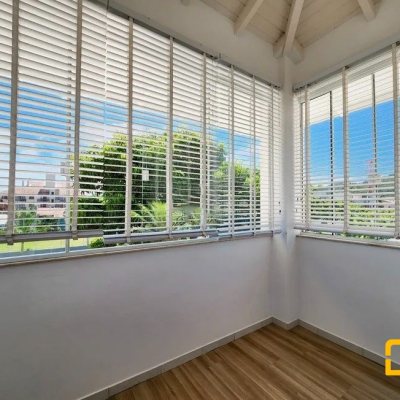 Casa com 276m², 5 quartos, 4 suítes, 4 garagens, no bairro Daniela em Florianópolis