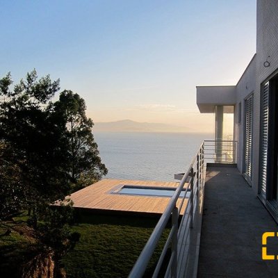 Casa em Condomínio com 461m², 3 quartos, 3 suítes, 4 garagens, no bairro Cacupé em Florianópolis