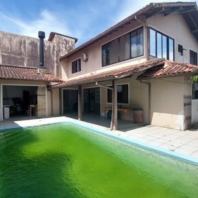 Casa Residencial com 229m², 5 quartos, 3 suítes, 6 garagens, no bairro Campeche em Florianópolis