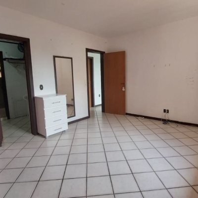 Casa Residencial com 229m², 5 quartos, 3 suítes, 6 garagens, no bairro Campeche em Florianópolis