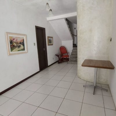 Casa Residencial com 229m², 5 quartos, 3 suítes, 6 garagens, no bairro Campeche em Florianópolis