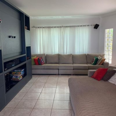 Casa Residencial com 450m², 6 quartos, 1 suíte, 4 garagens, no bairro Ponta De Baixo em São José