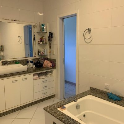 Casa Residencial com 450m², 6 quartos, 1 suíte, 4 garagens, no bairro Ponta De Baixo em São José