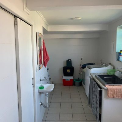 Casa Residencial com 450m², 6 quartos, 1 suíte, 4 garagens, no bairro Ponta De Baixo em São José