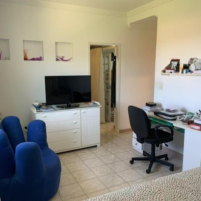 Casa Residencial com 450m², 6 quartos, 1 suíte, 4 garagens, no bairro Ponta De Baixo em São José