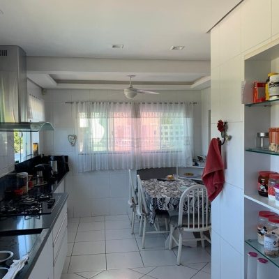 Casa Residencial com 450m², 6 quartos, 1 suíte, 4 garagens, no bairro Ponta De Baixo em São José