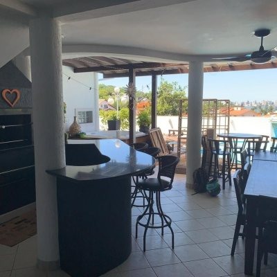 Casa Residencial com 450m², 6 quartos, 1 suíte, 4 garagens, no bairro Ponta De Baixo em São José