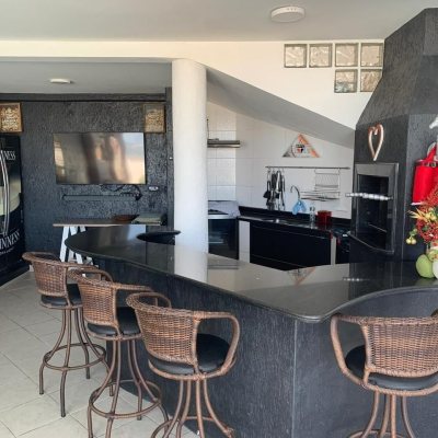 Casa Residencial com 450m², 6 quartos, 1 suíte, 4 garagens, no bairro Ponta De Baixo em São José