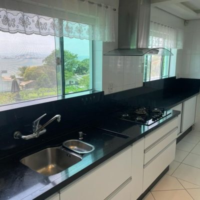 Casa Residencial com 450m², 6 quartos, 1 suíte, 4 garagens, no bairro Ponta De Baixo em São José