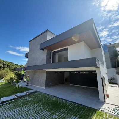 Casa em Condomínio com 296m², 4 quartos, 4 suítes, 2 garagens, no bairro Ingleses do RIo Vermelho em Florianópolis
